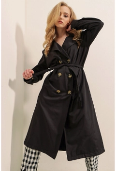 Bir model, Bigdart toptan giyim markasının 13675 - Trenchcoat - Black toptan Trençkot ürününü sergiliyor.