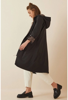 Una modella di abbigliamento all'ingrosso indossa 13685 - Trenchcoat - Black, vendita all'ingrosso turca di Impermeabile di Bigdart