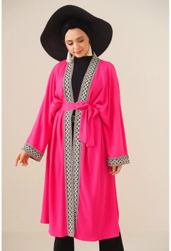 Bir model, Bigdart toptan giyim markasının 16389 - Kimono - Fuchsia toptan Kimono ürününü sergiliyor.