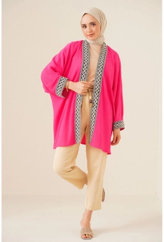 Bir model, Bigdart toptan giyim markasının 16391 - Kimono - Fuchsia toptan Kimono ürününü sergiliyor.