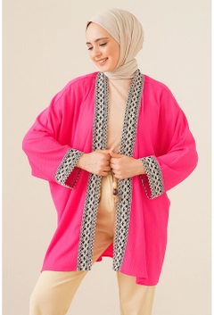 Bir model, Bigdart toptan giyim markasının 16391 - Kimono - Fuchsia toptan Kimono ürününü sergiliyor.