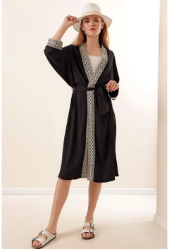 Bir model, Bigdart toptan giyim markasının 17364 - Kimono - Black toptan Kimono ürününü sergiliyor.