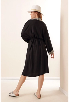Una modella di abbigliamento all'ingrosso indossa 17364 - Kimono - Black, vendita all'ingrosso turca di Kimono di Bigdart