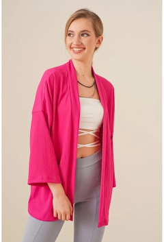 Ένα μοντέλο χονδρικής πώλησης ρούχων φοράει 17375 - Kimono - Fuchsia, τούρκικο Κιμονό χονδρικής πώλησης από Bigdart