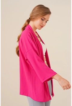 Bir model, Bigdart toptan giyim markasının 17375 - Kimono - Fuchsia toptan Kimono ürününü sergiliyor.