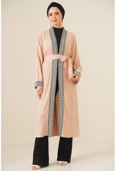 Ένα μοντέλο χονδρικής πώλησης ρούχων φοράει 17376 - Kimono - Biscuit Color, τούρκικο Κιμονό χονδρικής πώλησης από Bigdart
