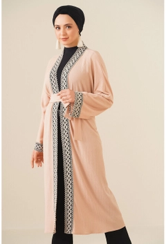 Una modella di abbigliamento all'ingrosso indossa 17376 - Kimono - Biscuit Color, vendita all'ingrosso turca di Kimono di Bigdart