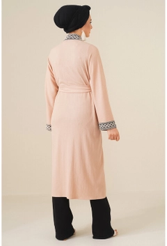 Bir model, Bigdart toptan giyim markasının 17376 - Kimono - Biscuit Color toptan Kimono ürününü sergiliyor.