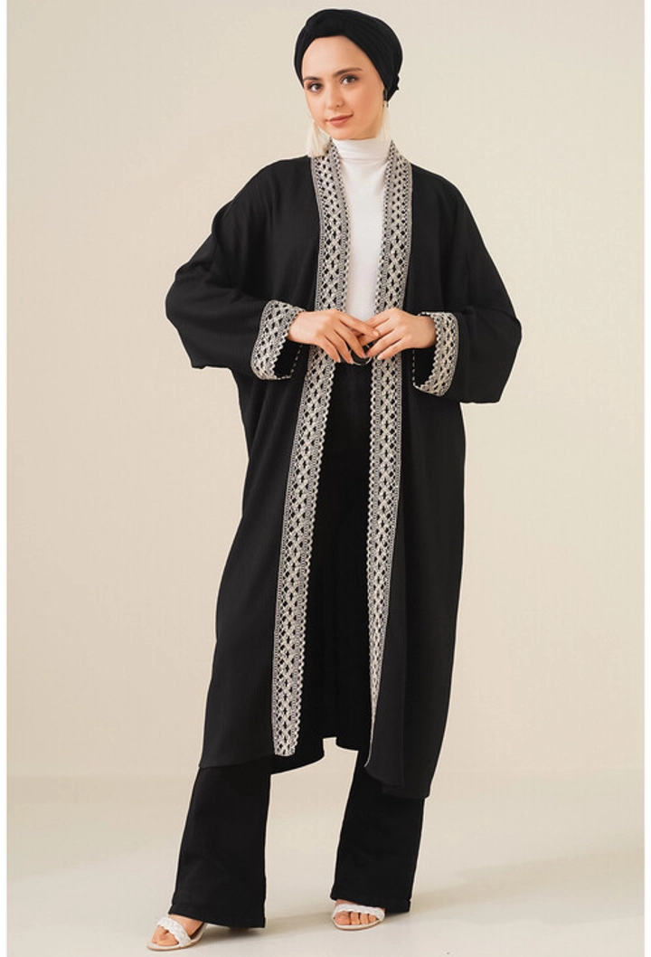 Bir model, Bigdart toptan giyim markasının 17377 - Kimono - Black toptan Kimono ürününü sergiliyor.