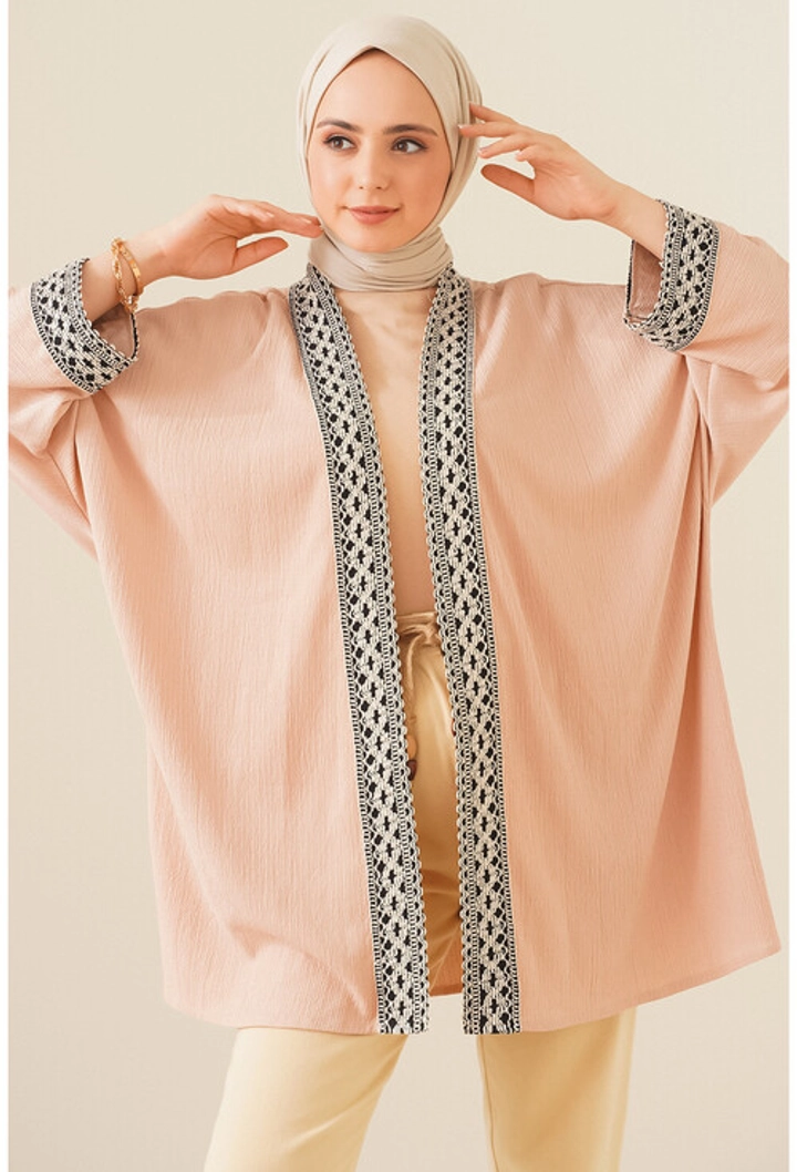 Bir model, Bigdart toptan giyim markasının 17379 - Kimono - Biscuit Color toptan Kimono ürününü sergiliyor.