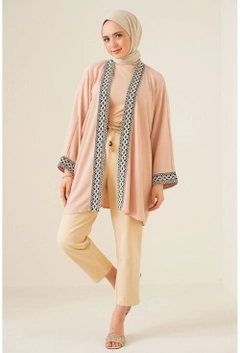 Bir model, Bigdart toptan giyim markasının 17379 - Kimono - Biscuit Color toptan Kimono ürününü sergiliyor.