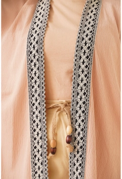 Een kledingmodel uit de groothandel draagt 17379 - Kimono - Biscuit Color, Turkse groothandel Kimono van Bigdart
