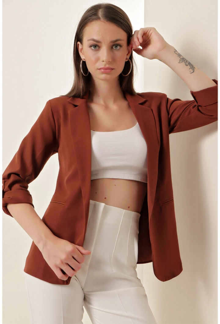 Bir model, Bigdart toptan giyim markasının 18480 - Jacket - Brown toptan Ceket ürününü sergiliyor.