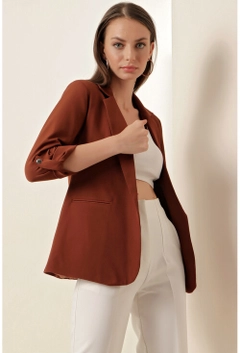 Ein Bekleidungsmodell aus dem Großhandel trägt 18480 - Jacket - Brown, türkischer Großhandel Jacke von Bigdart