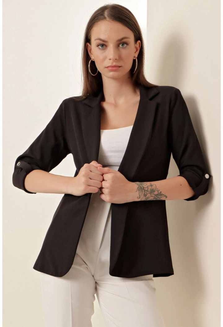 Ein Bekleidungsmodell aus dem Großhandel trägt 18483 - Jacket - Black, türkischer Großhandel Jacke von Bigdart