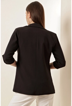 Bir model, Bigdart toptan giyim markasının 18483 - Jacket - Black toptan Ceket ürününü sergiliyor.