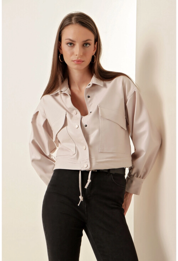 Bir model, Bigdart toptan giyim markasının 18485 - Jacket - Ecru toptan Ceket ürününü sergiliyor.