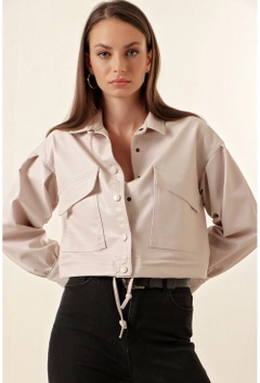 Bir model, Bigdart toptan giyim markasının 18485 - Jacket - Ecru toptan Ceket ürününü sergiliyor.