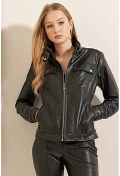 Bir model, Bigdart toptan giyim markasının 18502 - Jacket - Black toptan Ceket ürününü sergiliyor.