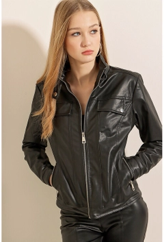 Bir model, Bigdart toptan giyim markasının 18502 - Jacket - Black toptan Ceket ürününü sergiliyor.