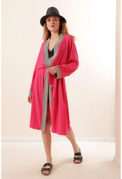 Bir model, Bigdart toptan giyim markasının 18504 - Kimono - Fuchsia toptan Kimono ürününü sergiliyor.