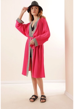 Bir model, Bigdart toptan giyim markasının 18504 - Kimono - Fuchsia toptan Kimono ürününü sergiliyor.
