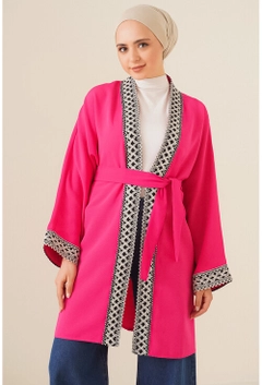 Una modella di abbigliamento all'ingrosso indossa 18514 - Kimono - Fuchsia, vendita all'ingrosso turca di Kimono di Bigdart