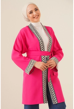 Bir model, Bigdart toptan giyim markasının 18514 - Kimono - Fuchsia toptan Kimono ürününü sergiliyor.