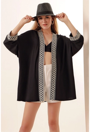 A model wears 21933 - Kimono - Black, wholesale undefined of Big Merter to display at Lonca