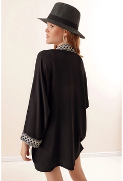 Een kledingmodel uit de groothandel draagt 21933 - Kimono - Black, Turkse groothandel Kimono van Bigdart