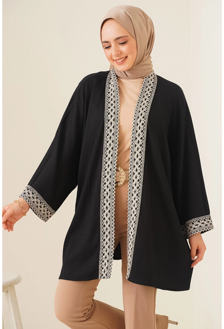 Ein Bekleidungsmodell aus dem Großhandel trägt 21934 - Kimono - Black, türkischer Großhandel Kimono von Bigdart
