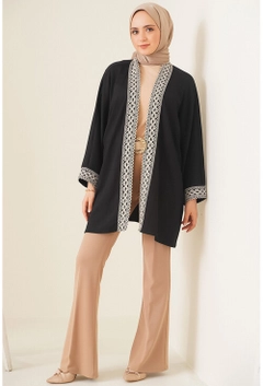 Bir model, Bigdart toptan giyim markasının 21934 - Kimono - Black toptan Kimono ürününü sergiliyor.