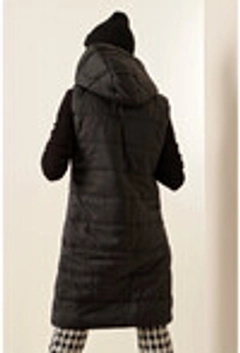 Bir model, Bigdart toptan giyim markasının 25644 - Vest - Black toptan Yelek ürününü sergiliyor.