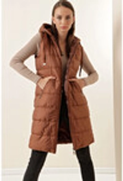 Een kledingmodel uit de groothandel draagt 25652 - Vest - Tan, Turkse groothandel Vest van Bigdart