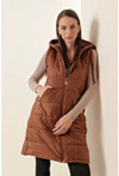 Een kledingmodel uit de groothandel draagt 25652 - Vest - Tan, Turkse groothandel Vest van Bigdart