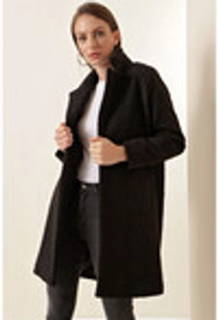 Bir model, Bigdart toptan giyim markasının 27853 - Coat - Black toptan Kaban ürününü sergiliyor.