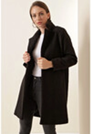 A model wears 27853 - Coat - Black, wholesale undefined of Big Merter to display at Lonca