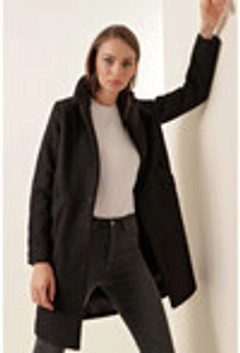 Bir model, Bigdart toptan giyim markasının 27853 - Coat - Black toptan Kaban ürününü sergiliyor.