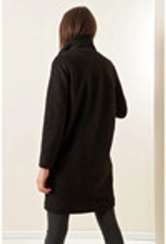 Una modella di abbigliamento all'ingrosso indossa 27853 - Coat - Black, vendita all'ingrosso turca di Cappotto di Bigdart