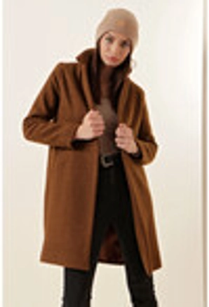 A model wears 27854 - Coat - Brown, wholesale undefined of Big Merter to display at Lonca