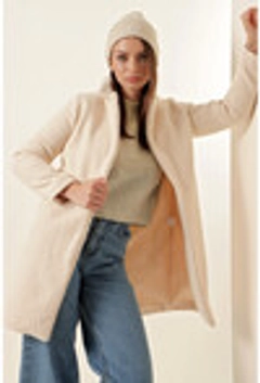 Bir model, Bigdart toptan giyim markasının 27856 - Coat - Ecru toptan Kaban ürününü sergiliyor.