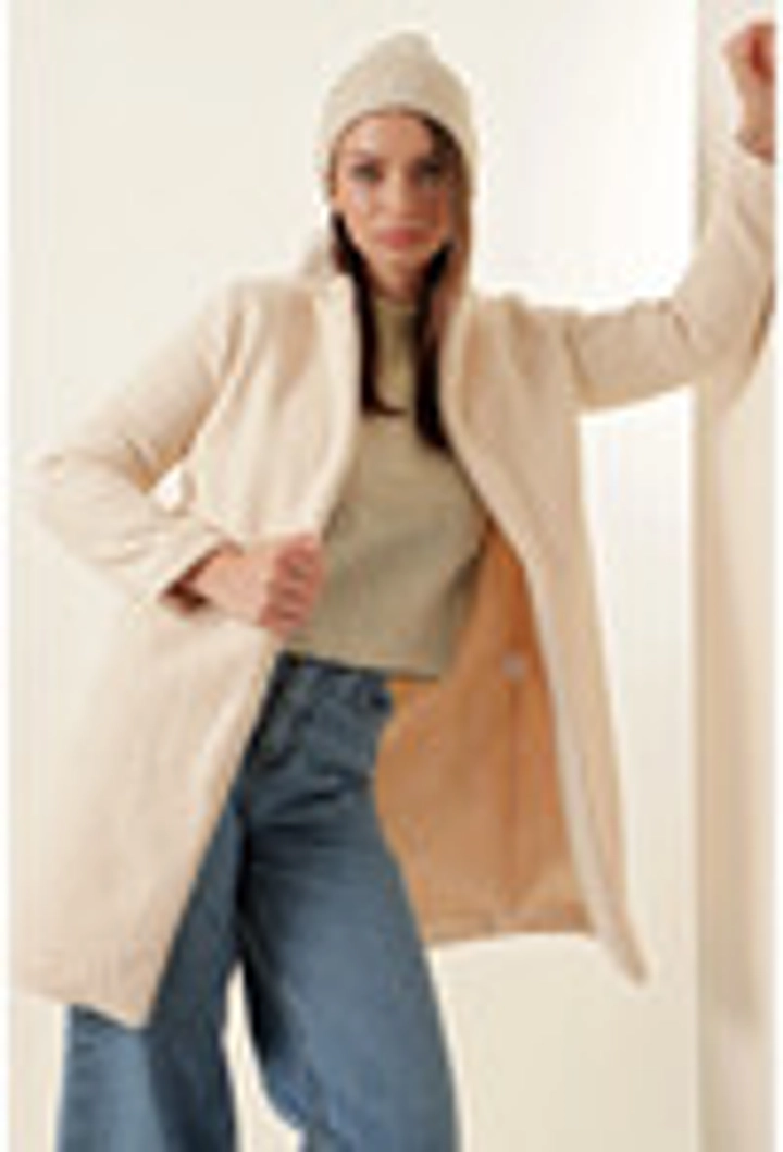 Ein Bekleidungsmodell aus dem Großhandel trägt 27856 - Coat - Ecru, türkischer Großhandel Mantel von Bigdart