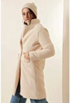 Ένα μοντέλο χονδρικής πώλησης ρούχων φοράει 27856 - Coat - Ecru, τούρκικο Σακάκι χονδρικής πώλησης από Bigdart