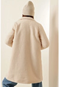 Una modelo de ropa al por mayor lleva 27856 - Coat - Ecru, Abrigo turco al por mayor de Bigdart
