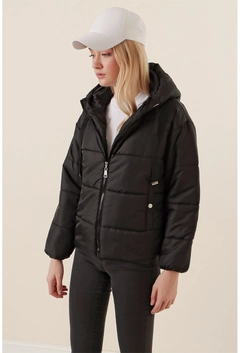 Bir model, Bigdart toptan giyim markasının 31853 - Coat - Black toptan Kaban ürününü sergiliyor.