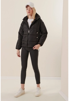 Una modelo de ropa al por mayor lleva 31853 - Coat - Black, Abrigo turco al por mayor de Bigdart