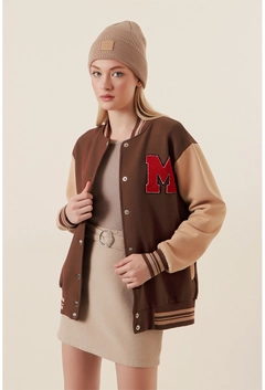 Bir model, Bigdart toptan giyim markasının 31855 - Jacket - Brown toptan Ceket ürününü sergiliyor.