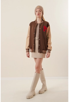 Ένα μοντέλο χονδρικής πώλησης ρούχων φοράει 31855 - Jacket - Brown, τούρκικο Μπουφάν χονδρικής πώλησης από Bigdart