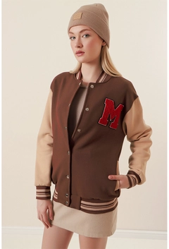 Bir model, Bigdart toptan giyim markasının 31855 - Jacket - Brown toptan Ceket ürününü sergiliyor.