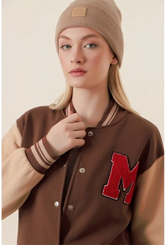 Ein Bekleidungsmodell aus dem Großhandel trägt 31855 - Jacket - Brown, türkischer Großhandel Jacke von Bigdart